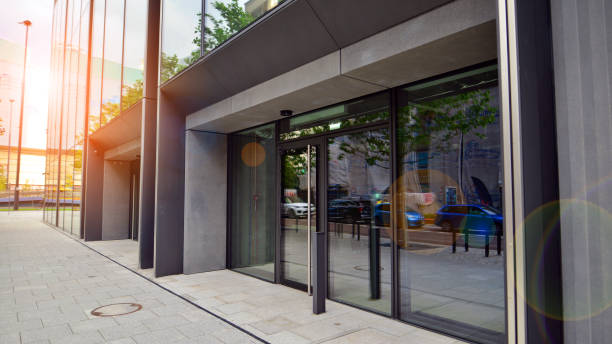istock Glass windows and sidewalks in office buildings. Sunlight reflecting off large glass panels. 1427096630
