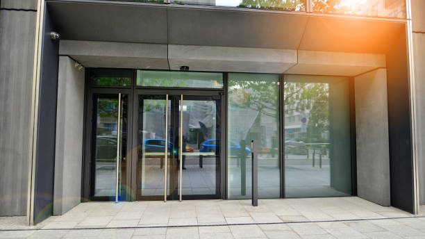 istock Glass windows and sidewalks in office buildings. Sunlight reflecting off large glass panels. 1427096812