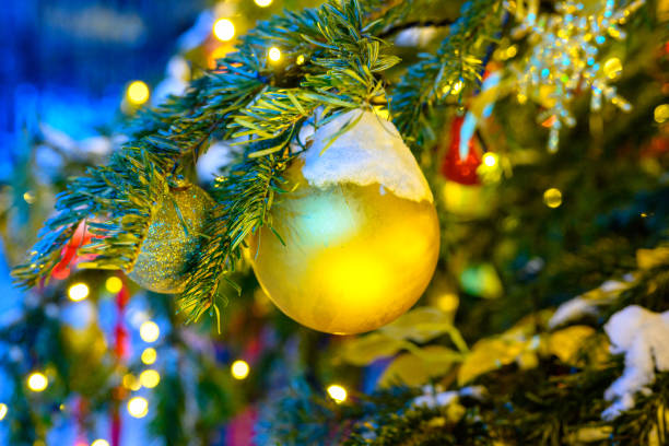 weihnachtsspielzeug im schnee am baum. - star shape illuminated christmas christmas market stock-fotos und bilder