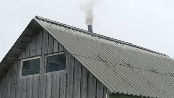 fumaça vindo da chaminé - old station natural gas russia - fotografias e filmes do acervo