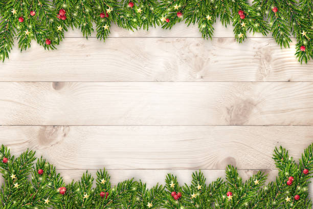 ilustrações, clipart, desenhos animados e ícones de fundo de natal e ano novo com galhos de abeto, glitter, enfeites de natal e luzes em tábuas de madeira rústica - christmas frame wreath garland