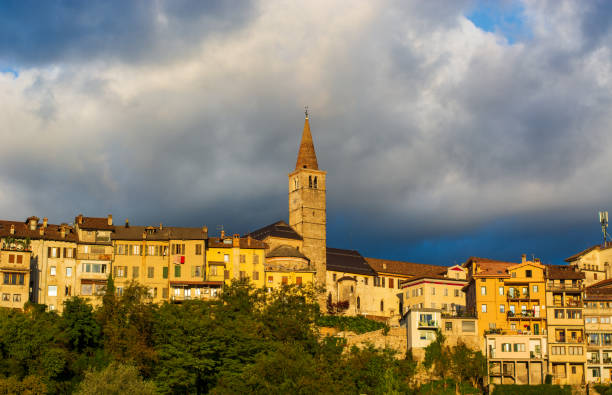 nascer do sol sobre a cidade veneziana de belluno, itália - rovigo - fotografias e filmes do acervo