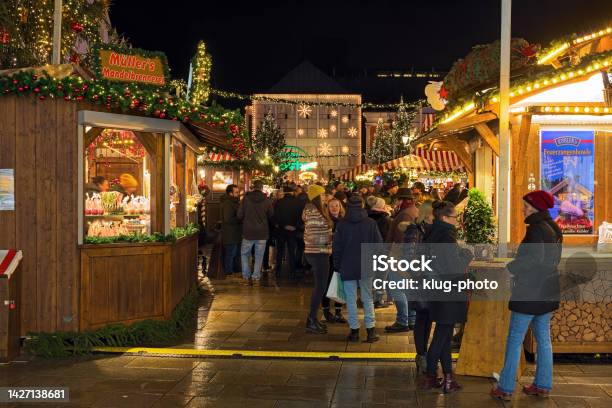 Mercado Navideño En Ratisbona Alemania Foto de stock y más banco de imágenes de Regensburg - Regensburg, Navidad, Adviento