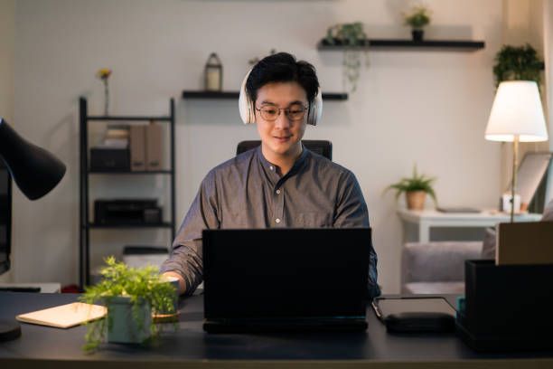Pengembang Programmer komputer pria bekerja Coding pada komputer laptop di kantor rumah. Bekerja dari jarak jauh dari rumah