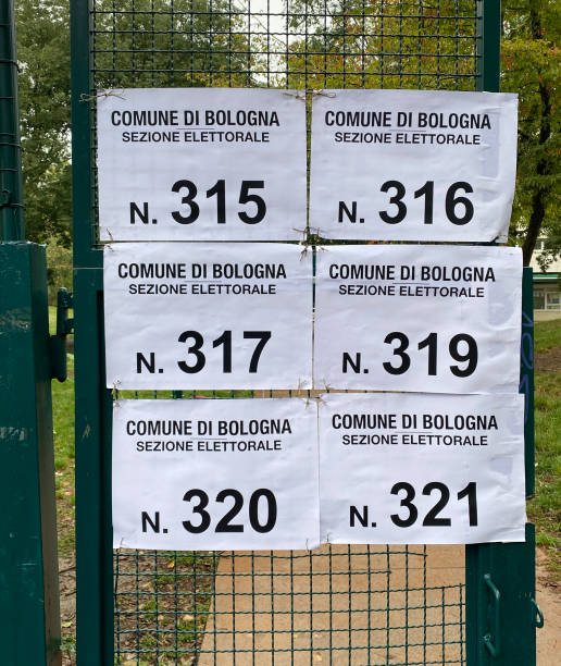 cartel fuera del colegio electoral de bolonia (cartelli seggio elettorale di bologna). elecciones parlamentarias de italia de 2022 - italy voting politics political party fotografías e imágenes de stock