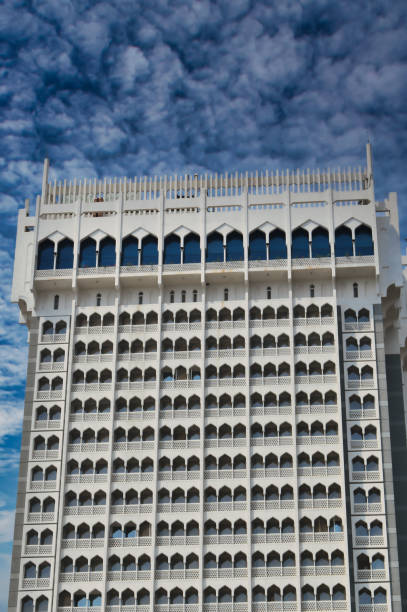 vista frontal del nuevo taj mahal palace hotel ubicado en colaba mumbai india - vertical gateway to india famous place travel destinations fotografías e imágenes de stock