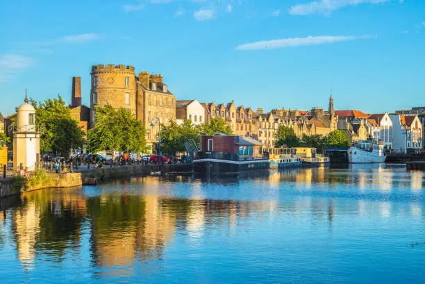 Photo of the shore of water of leith