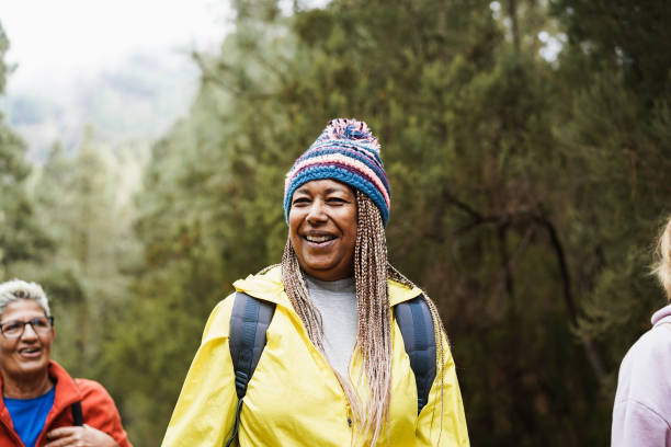 행복한 아프리카 노인 여성 데 재미 에 트레킹 하루 에 나무 - 얼굴에 초점 - african descent hiking outdoor pursuit vitality 뉴스 사진 이미지