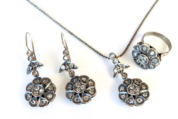 naszyjnik i kolczyki w kwiatowe wzory ze srebrnymi kryształkami - flowerpatterned zdjęcia i obrazy z banku zdjęć