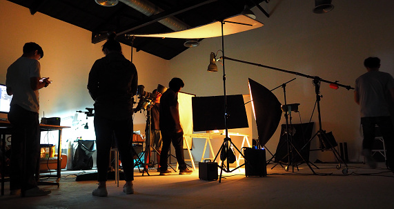 Equipo de producción filmando alguna película de video para comercial de televisión con equipo de estudio establecido. photo