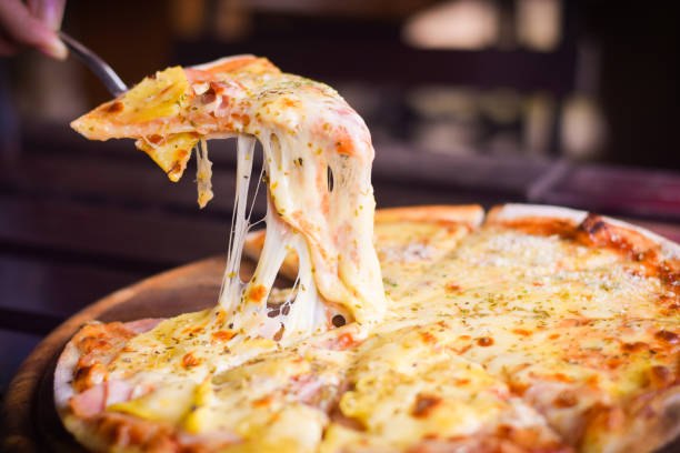 pizza queso hawaiano en mesa de madera. concepto de comida casera - cheese pizza fotografías e imágenes de stock