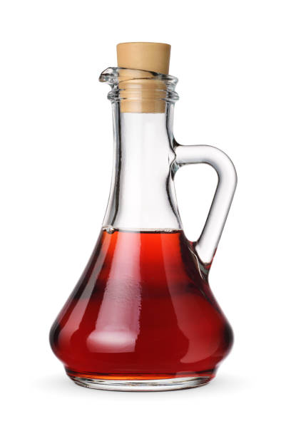 bocal en verre avec du vinaigre de raisin rouge isolé sur blanc. - carafe decanter glass wine photos et images de collection