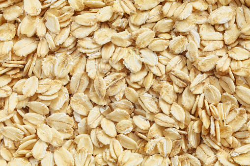 Close up picture of thick rolled oats.