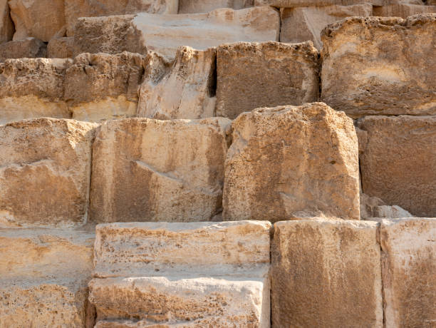 pyramid of cheops, the largest of the egyptian pyramids. close-up of stone blocks weighing more than 2 tons each. giza, cairo, egypt - giza plateau fotos imagens e fotografias de stock