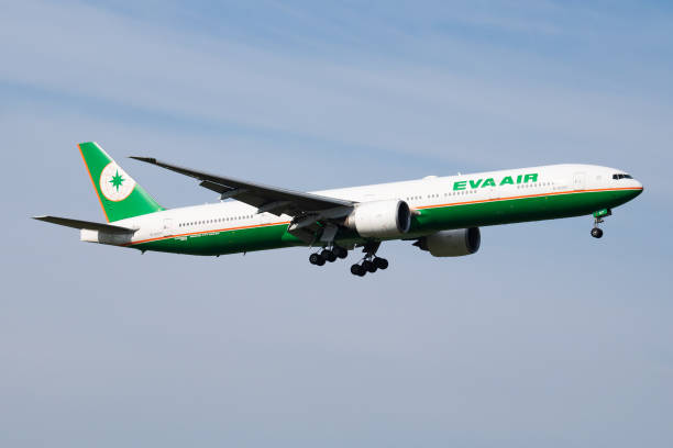 eva air boeing 777-300er b-16707 aereo passeggeri arrivo e atterraggio all'aeroporto di vienna - 16707 foto e immagini stock