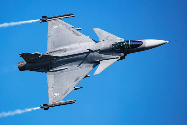 ハンガリー空軍 saab jas 39 グリペン。空軍基地の軍用戦闘機。フライト操作。航空と航空機。防空。飛んで飛ぶ。 - fighter plane aerospace industry air air vehicle ストックフォトと画像