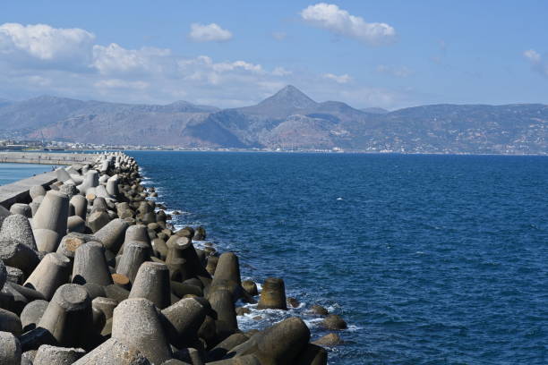 北クレタ島のイラクリオン港を海の波から守るために、砕波機に積み上げられたコンクリートの四肢動物の防波堤の石。