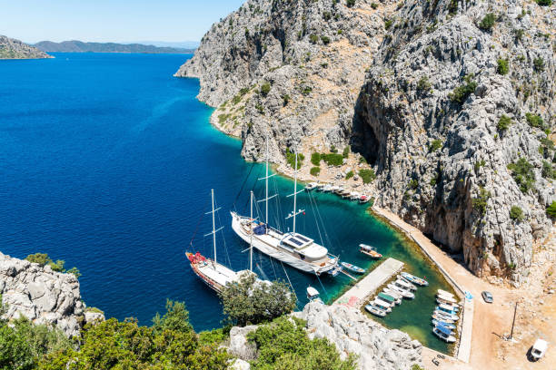 blick auf den hafen von germe limani des dorfes bozburun in der nähe des ferienortes marmaris in der provinz mugla in der türkei - mugla province stock-fotos und bilder