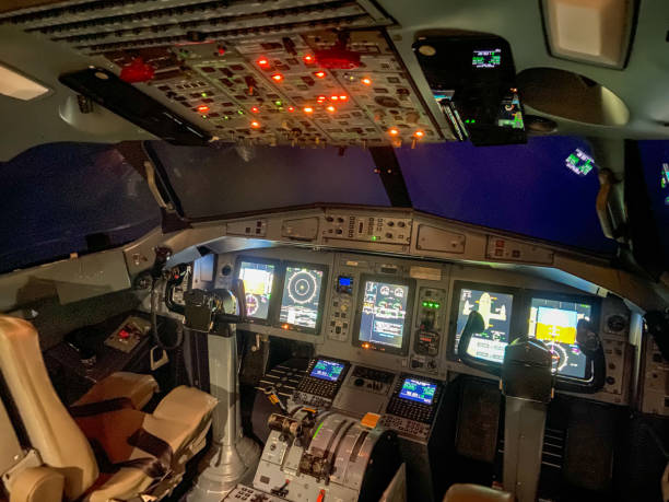 simulador de cabina para la formación de pilotos e ingenieros de aeronaves atr 72 500/600 - pilot cockpit airplane training fotografías e imágenes de stock