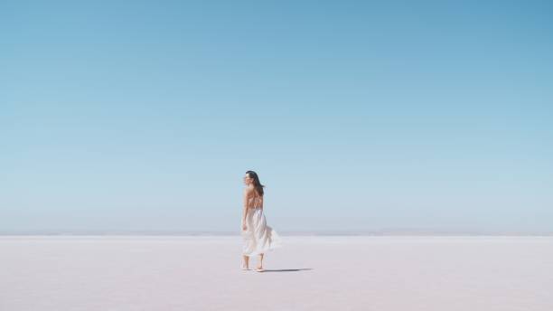 joven turista caminando sobre sal blanca en salt lake türkiye - food desert day asia fotografías e imágenes de stock