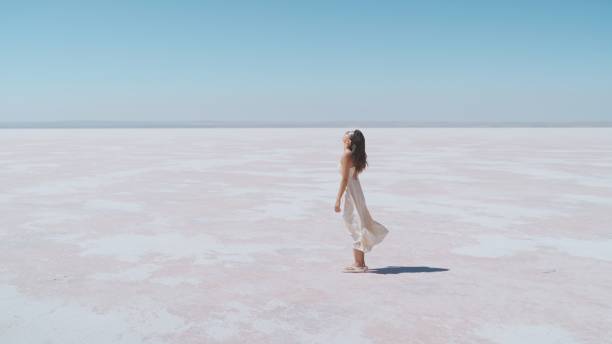 joven turista de pie sobre sal blanca en salt lake türkiye - food desert day asia fotografías e imágenes de stock