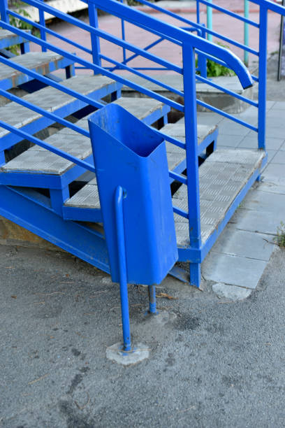 una cesta de basura en la calle en la ciudad en verano. - laundry basket fotografías e imágenes de stock