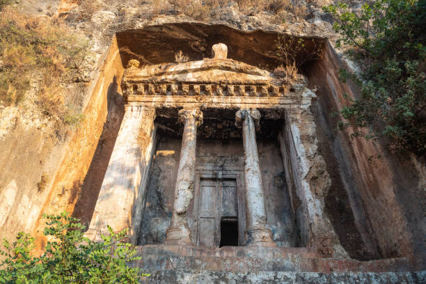 터키의 지중해 연안에있는 페티 예 (fethiye) 마을에있는 amyntas의 무덤. - porch antique steep temple 뉴스 사진 이미지