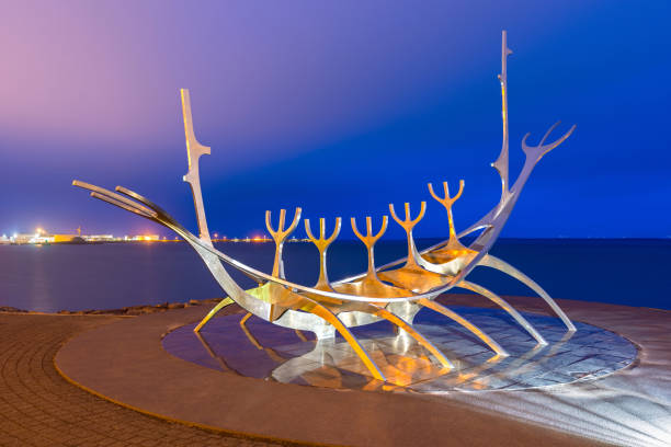 sun voyager sculpture, reykjavik, islande - voyager engin spatial photos et images de collection