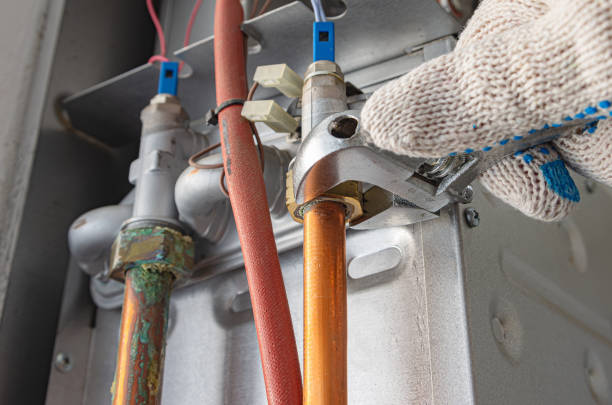 inżynier utrzymania ruchu z kluczem naprawczym gazowego kotła grzewczego systemu ogrzewania domu. - heat leak zdjęcia i obrazy z banku zdjęć
