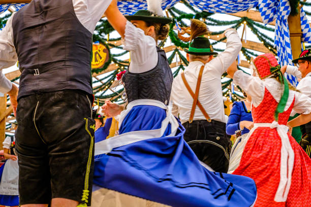 ballerini tradizionali bavaresi in un beertent - german culture oktoberfest dancing lederhosen foto e immagini stock