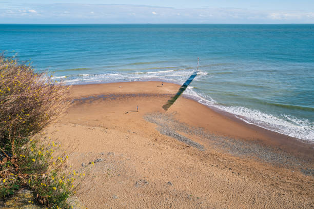 plage d’east cliff et cale de halage à marée basse à ramsgate, kent, royaume-uni. - ramsgate photos et images de collection