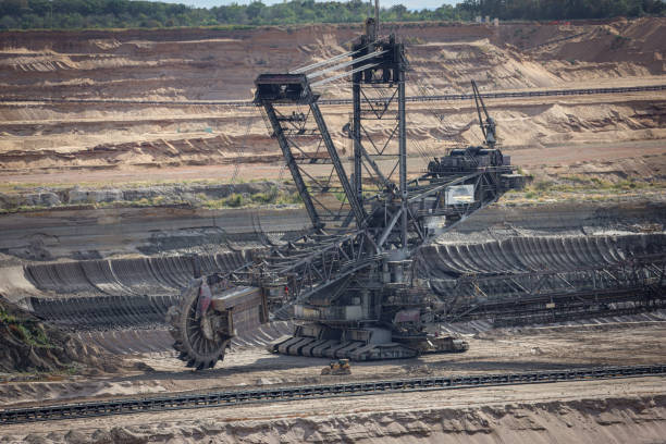 large excavators in extraction in a coal area - lignito imagens e fotografias de stock