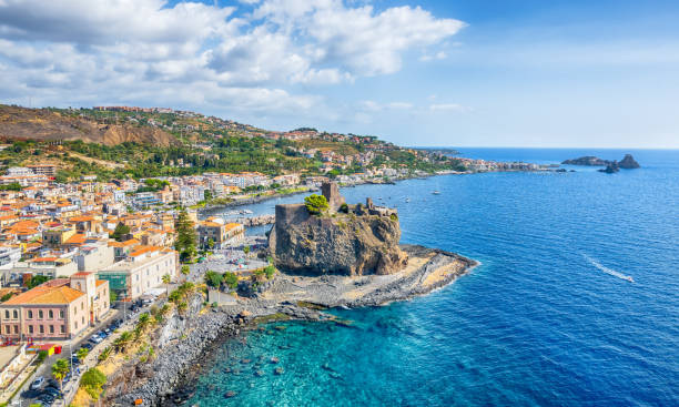 paysage avec vue aérienne d’aci castello, île de sicile - sicily photos et images de collection