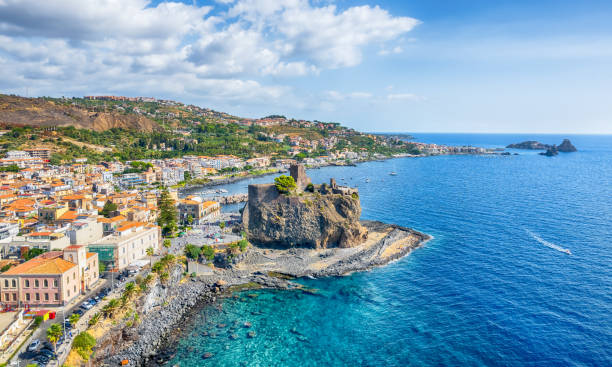 paesaggio con veduta aerea di aci castello, isola di sicilia - mar tirreno foto e immagini stock