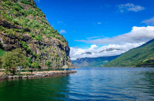 der fluss flåm, der am inneren ende des aurlandsfjords in westnorwegen mündet. - sogn og fjordane county stock-fotos und bilder