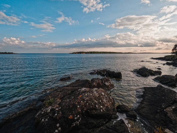 viste spettacolari del lago superiore dalla costa del parco nazionale isle royale - great lakes foto e immagini stock