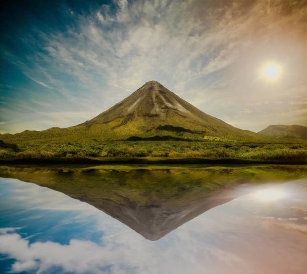 vulcano arenal - volcano lake mountain mountain range foto e immagini stock