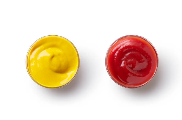 sauces moutarde et tomates - mustard bowl isolated condiment photos et images de collection