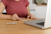 junge-frau-die-vitamine-einnimmt.jpg?b=1&s=170x170&k=20&c=t1fsG4RWfeCtc742kq3CH-xyko3qBW69en7rWDKs6Q0=