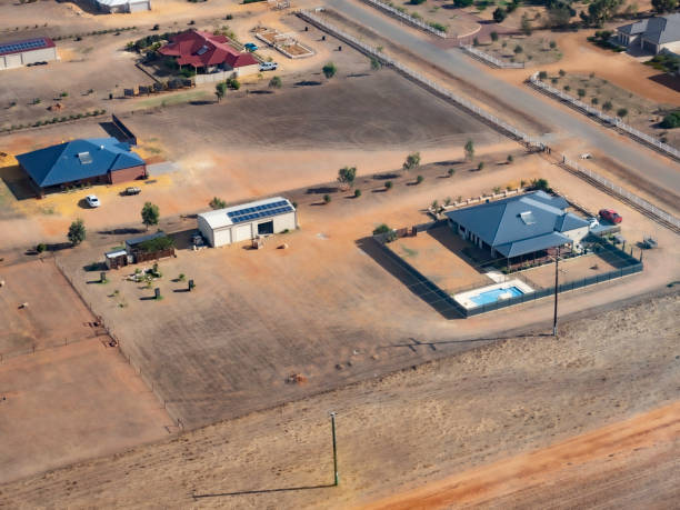 Aerial view of house in desert Aerial view of houses - Karratha the pilbara stock pictures, royalty-free photos & images