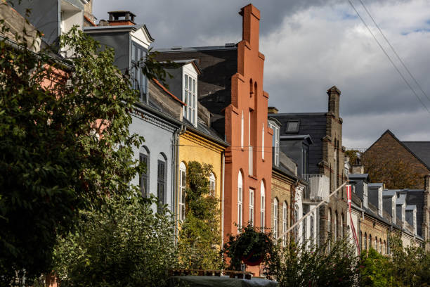 kopenhaga, dania, - denmark copenhagen brick street zdjęcia i obrazy z banku zdjęć