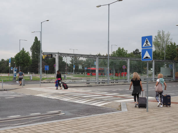 aeropuerto stefanik en bratislava - pullman car fotografías e imágenes de stock