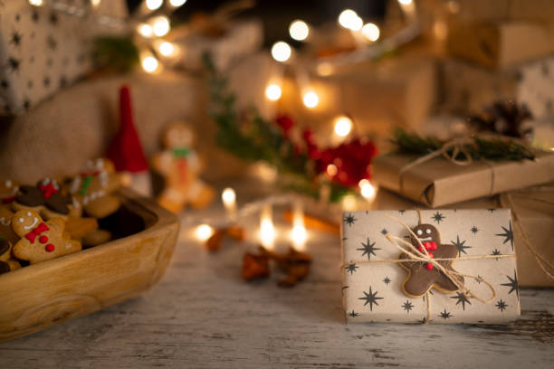 une petite boîte emballée dans un cadeau décorée de ficelle et d’un petit homme en pain d’épices - wrapped package string box photos et images de collection