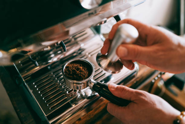 приготовление эспрессо в домашних условиях - espresso стоковые фото и изображения