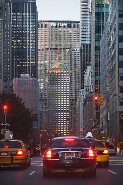 carros na park avenue, new york, eua - prédio da metlife - fotografias e filmes do acervo