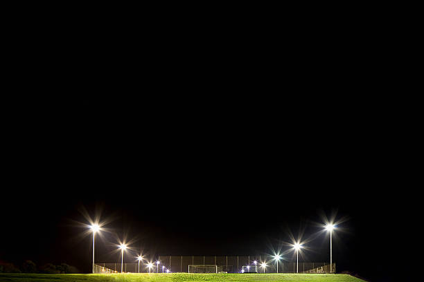 fußballplatz bei nacht - soccer field night stadium soccer stock-fotos und bilder