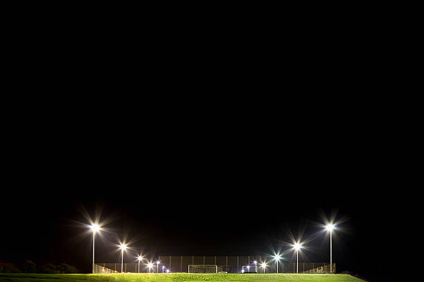 fútbol de paso por la noche - soccer field night stadium soccer fotografías e imágenes de stock