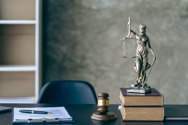 不正の鱗、法律のハンマー、虎の皮のハンマーは、概念的な法律事務所のテーブルの上に裁判官。