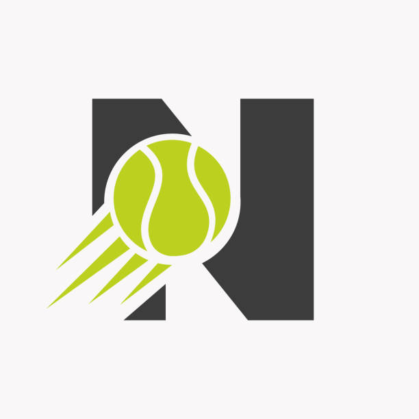 начальная буква n концепция теннисного логотипа с движущейся иконкой теннисного мяча. теннисный спорт логотип символ векторный шаблон - n train stock illustrations