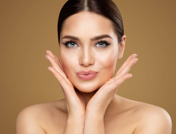 modelo de belleza que muestra pómulos y labios llenos. hermosa mujer cara cuidado de la piel. relleno dérmico femenino y cosmetología de maquillaje permanente. aumento de labios lifting facial spa masaje - full contact fotografías e imágenes de stock